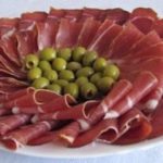 Мясная нарезка с оливками в Черногории